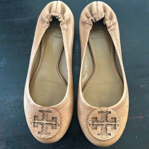Tory Burch Pebbled Leather Logo Ballet Flats in Camel
